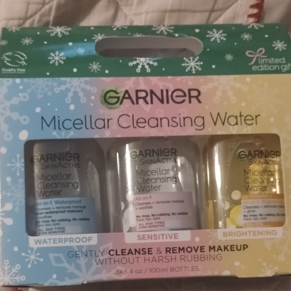 Garnier Blue and White Makeup Remover Set